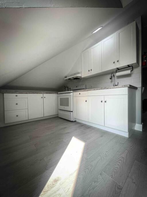 Unique Modern Luxury 2 Bedroom Apartment Rental Chapleau Exterior photo
